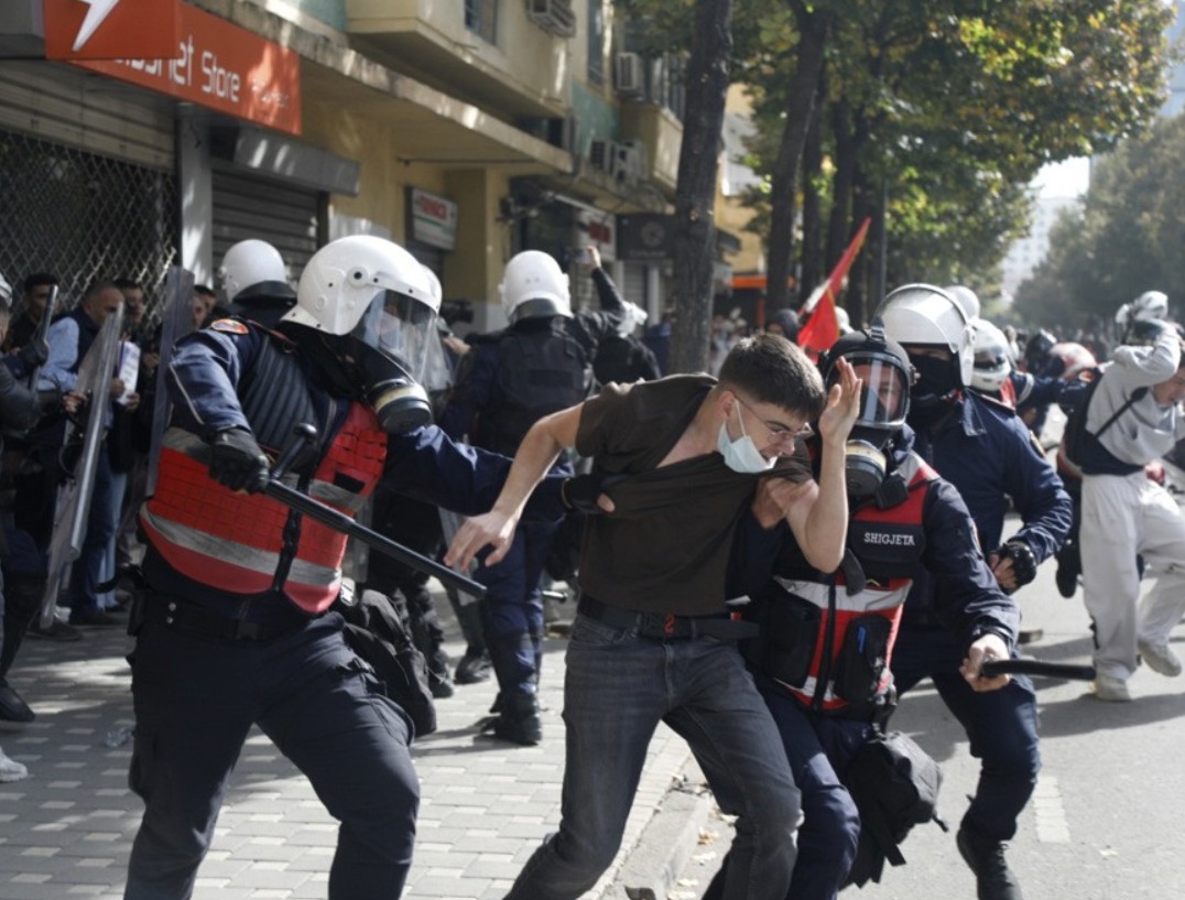 Albanija na nogama, Rama pod pritiskom: Policija brutalna prema demonstrantima