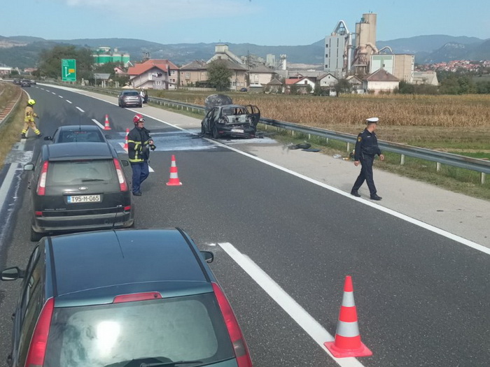 Izgorio automobil na autoputu kod Kaknja ogrome gužve