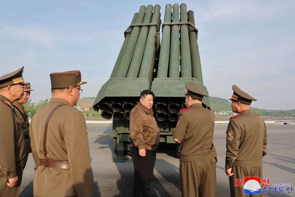 Kim Jong Un nadgledao probno ispaljivanje iz višecjevnog raketnog sistema
