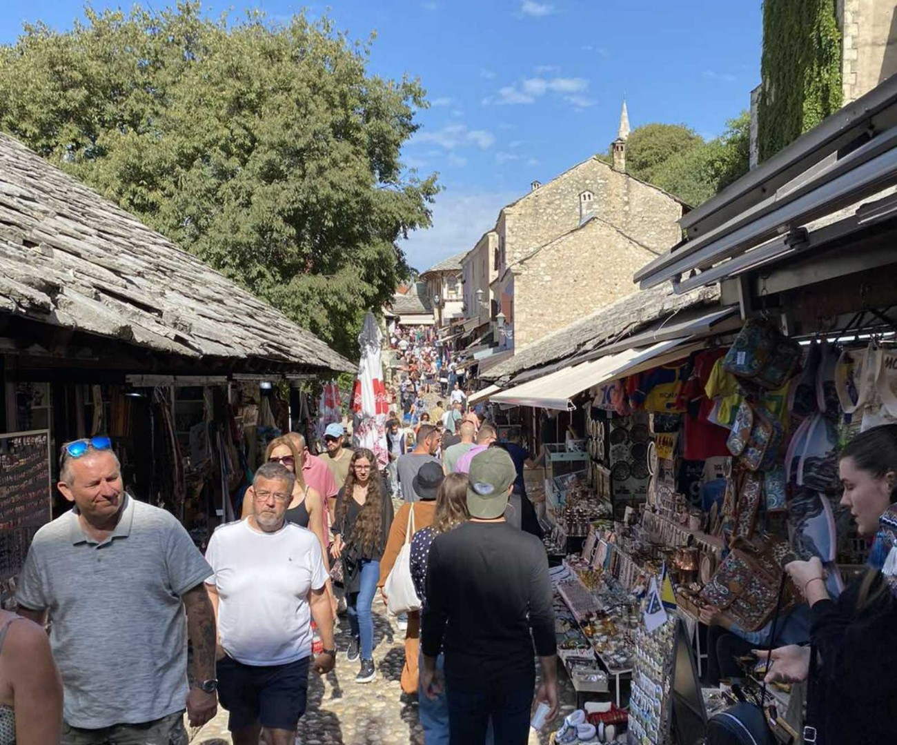 Lijepi Jesenski Dan Stari Grad U Mostaru Prepun Turista