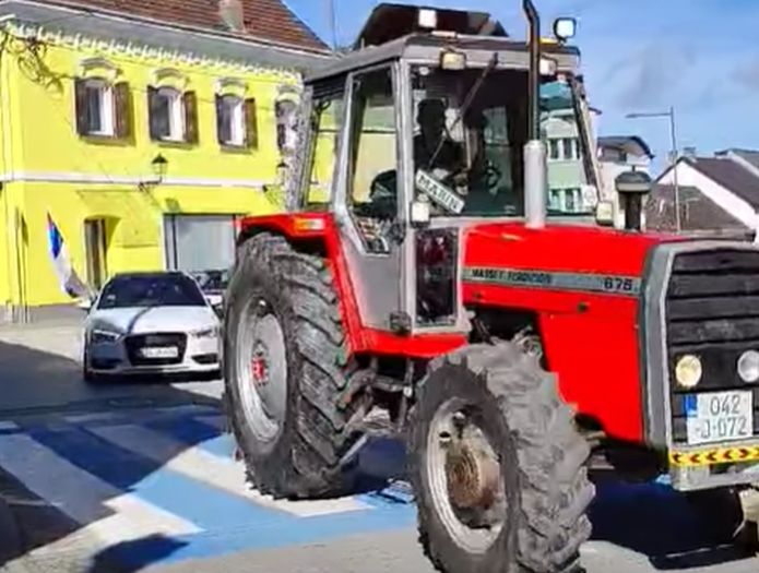 Originalan defile iz bh. grada: Maturanti stigli na traktorima