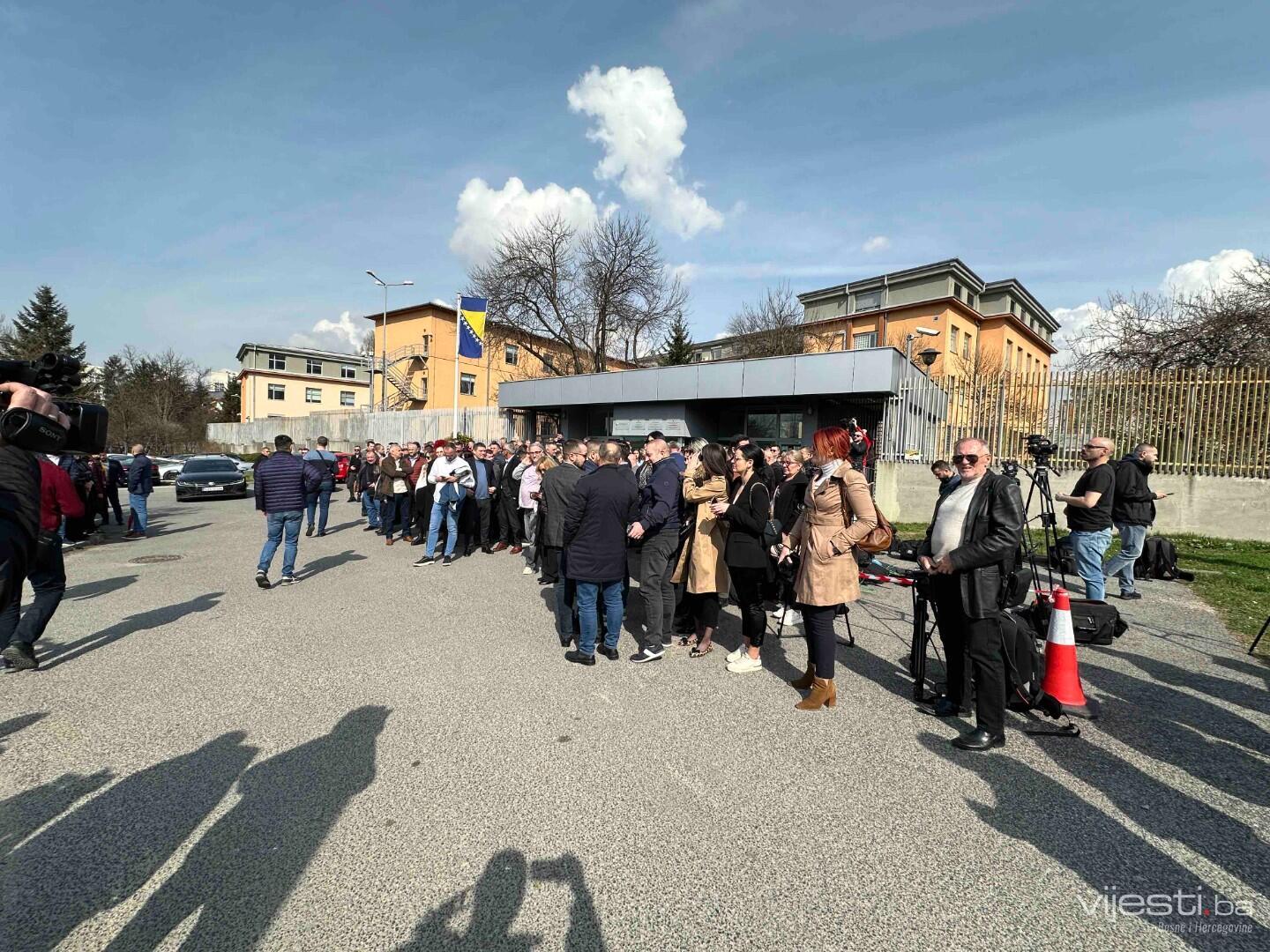 Brojne Dodikove Pristalice I Simpatizeri Ponovo Pred Sudom Bih