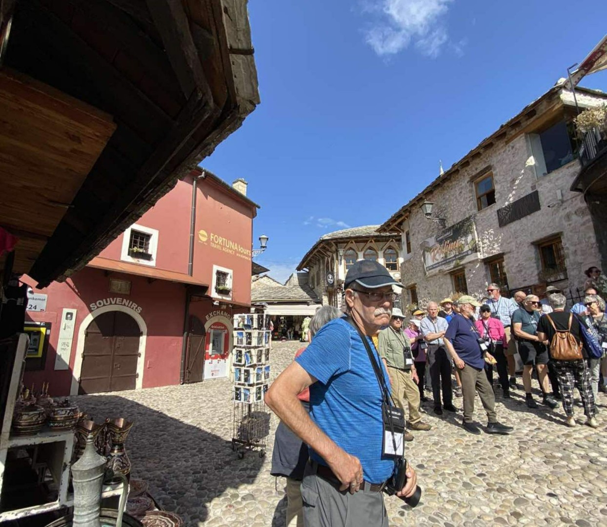 Lijepi Jesenski Dan Stari Grad U Mostaru Prepun Turista