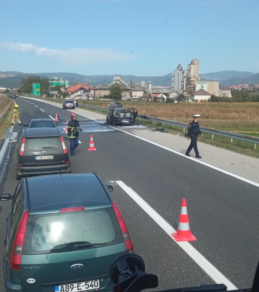 Izgorio automobil na autoputu kod Kaknja ogrome gužve