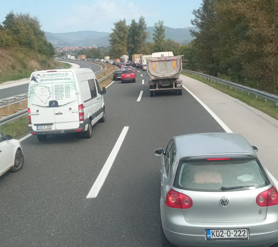 Izgorio automobil na autoputu kod Kaknja ogrome gužve