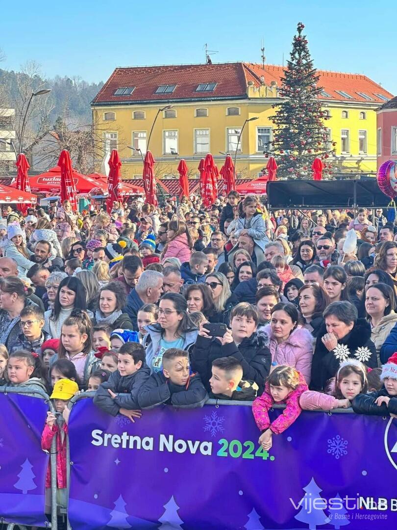 Hiljade Djece Na Trgu Slobode U Tuzli Proslavlja Dje Iju Novu Godinu