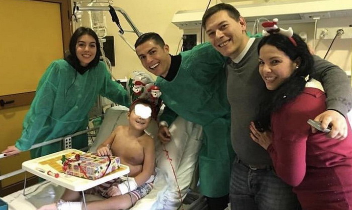 Ronaldo Na Badnje Ve e Obradovao Mali ane U Torinskoj Bolnici