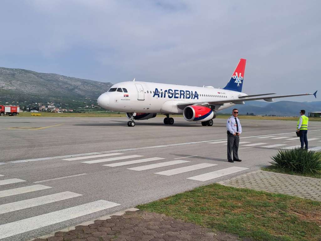 Air Serbia: Hrvatski zastupnici nisu 'skinuti' sa leta nego su zakasnili