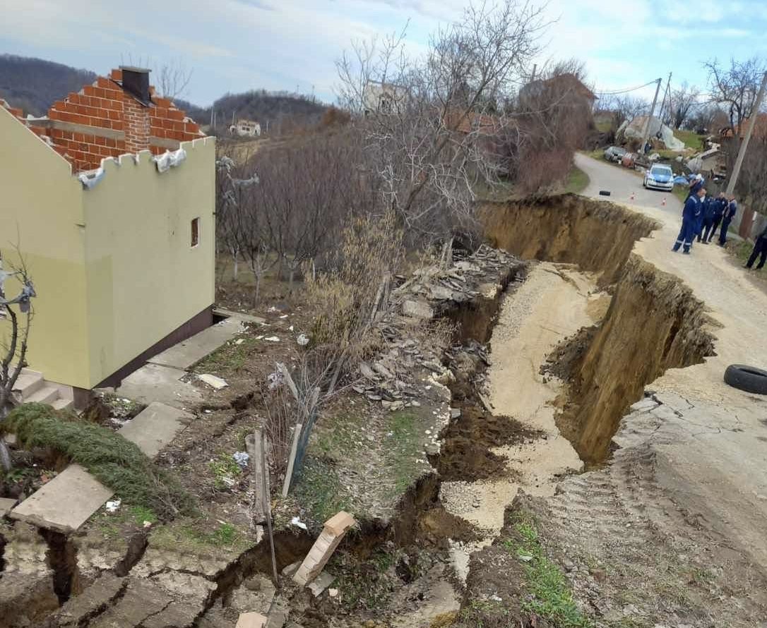 Alarmantno: Klizište uništilo put prema Ugljeviku