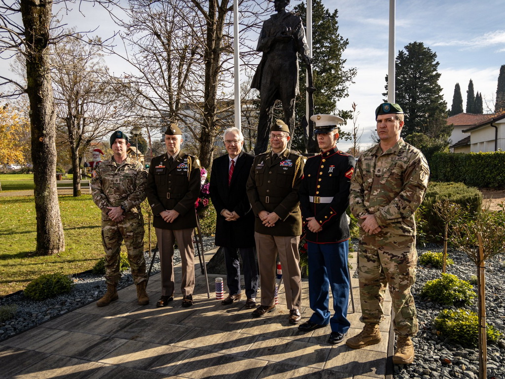 Ambasador Murphy odao počast Ljubušaku koji je poginuo tokom napada na Pearl Harbor