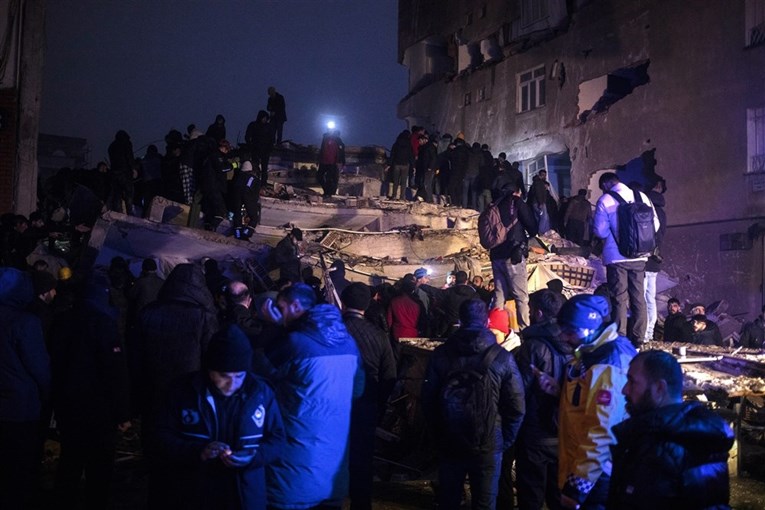 AP: Najmanje 360 mrtvih u Siriji i Turskoj