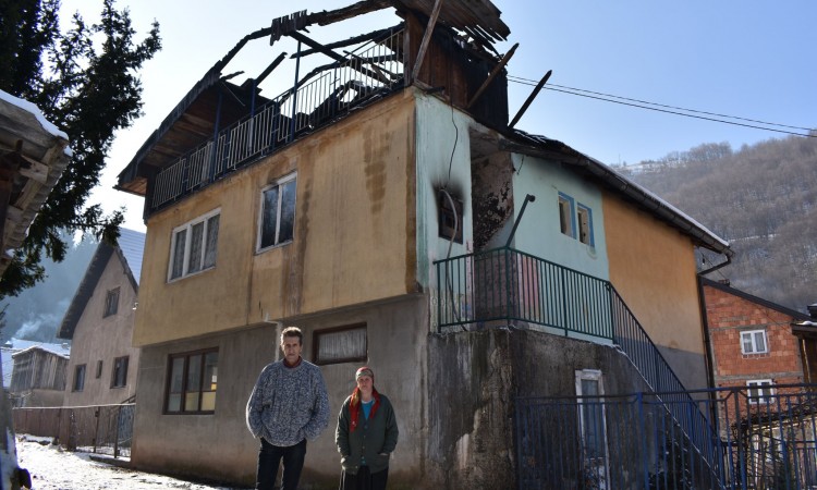 Apel za pomoć četveročlanoj porodici iz Vareša kojoj je vatra uništila dom