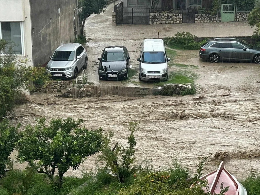 Apokaliptične scene iz Podgore: Bujica nosi sve pred sobom, potopljene brojne kuće