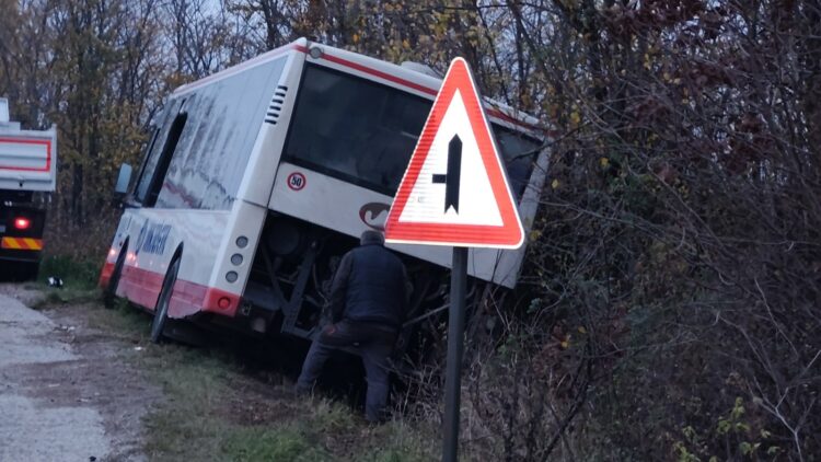 Autobus koji je prevozio radnike sletio s puta, više povrijeđenih