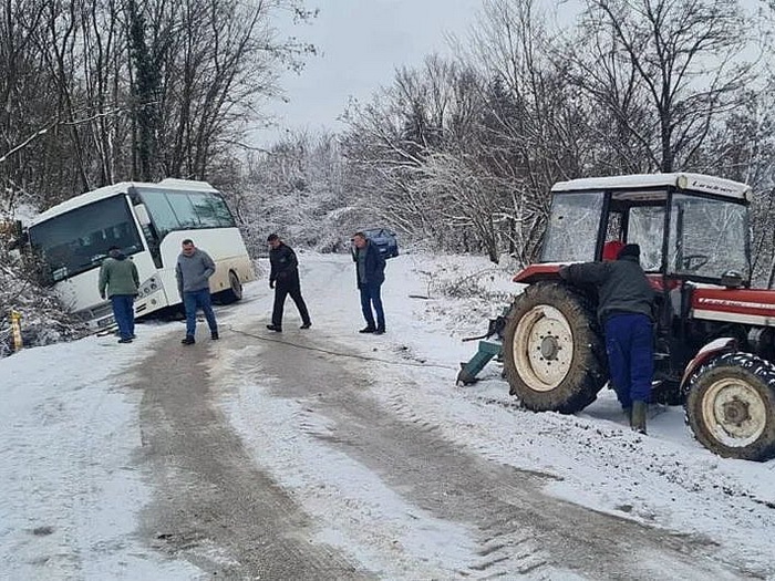 Autobus s učenicima sletio s puta kod Zvornika, izvlačio ga traktor