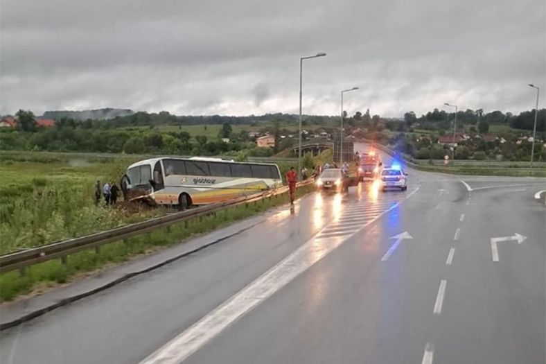 Autobus sletio sa ceste kod Prnjavora, policija na terenu