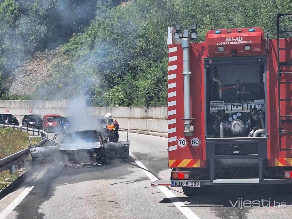 Automobil potpuno izgorio na putu iz Bugojna prema Novom Travniku