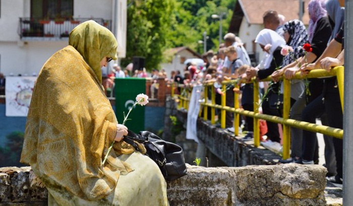 Bacanjem ruža u Plivu obilježena godišnjica stradanja Bošnjaka u Jezeru