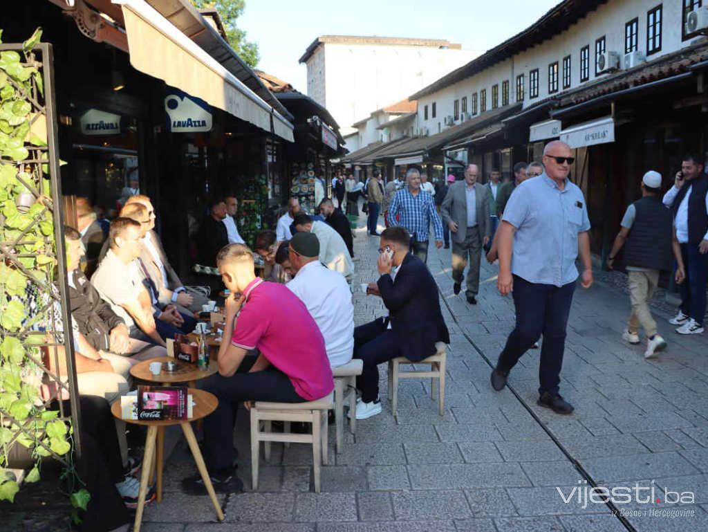 Bajramsko jutro u Sarajevu: Nakon bajram-namaza, građani otišli na kafu, šetnju, druženje...