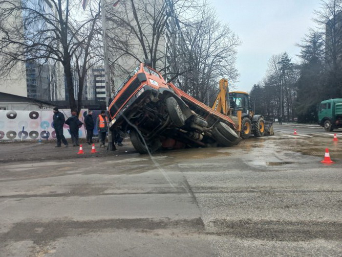 Banjaluka: Kamion tokom izvođenja radova upao u rupu na cesti