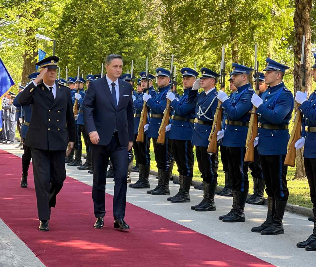 Bećirović na Danu Armije: BiH je nepokoriva i junačka država! 