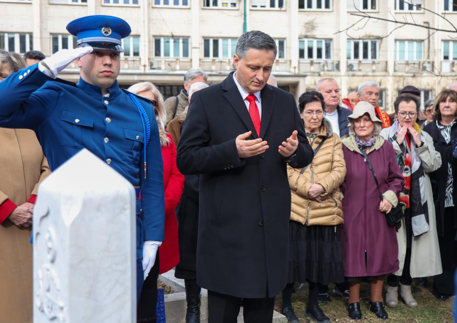 Bećirović odao počast Nijazu Durakoviću povodom 13. godišnjice njegove smrti