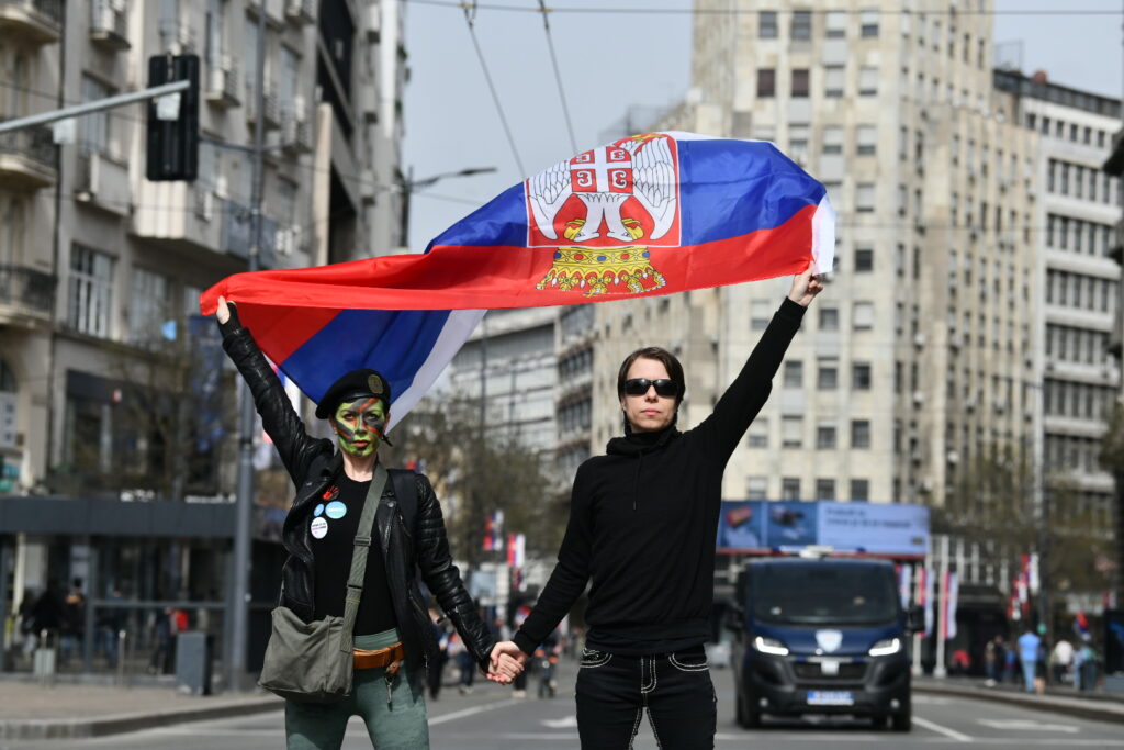 Beograd blokiran, ukinut gradski prevoz, ali ljudi dolaze sa svih strana