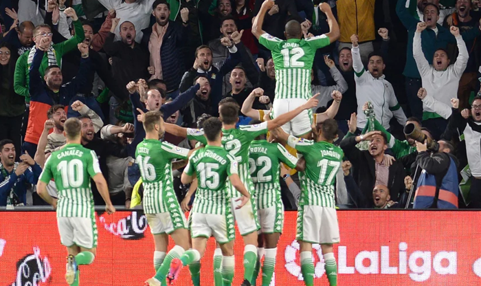 Betis u finišu srušio Real i pogurao Barcelonu na lidersku poziciju La Lige