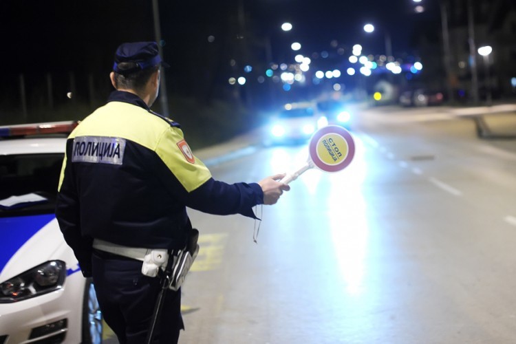 Bez vozačke vozio neregistrovano auto, dužan 11.200 KM