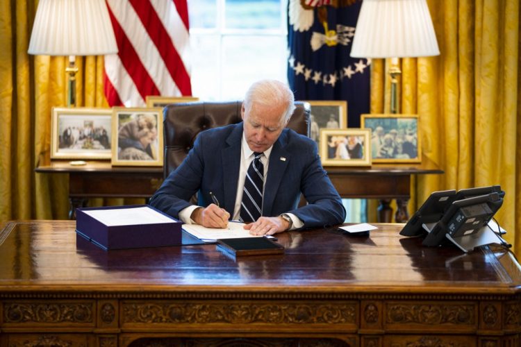 Biden potpisao plan oporavka vrijedan 1900 milijardi dolara