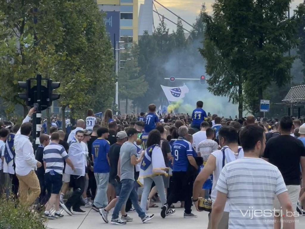 BiH će večeras bodriti oko 10.000 navijača, atmosfera u Eindhovenu dostiže vrhunac