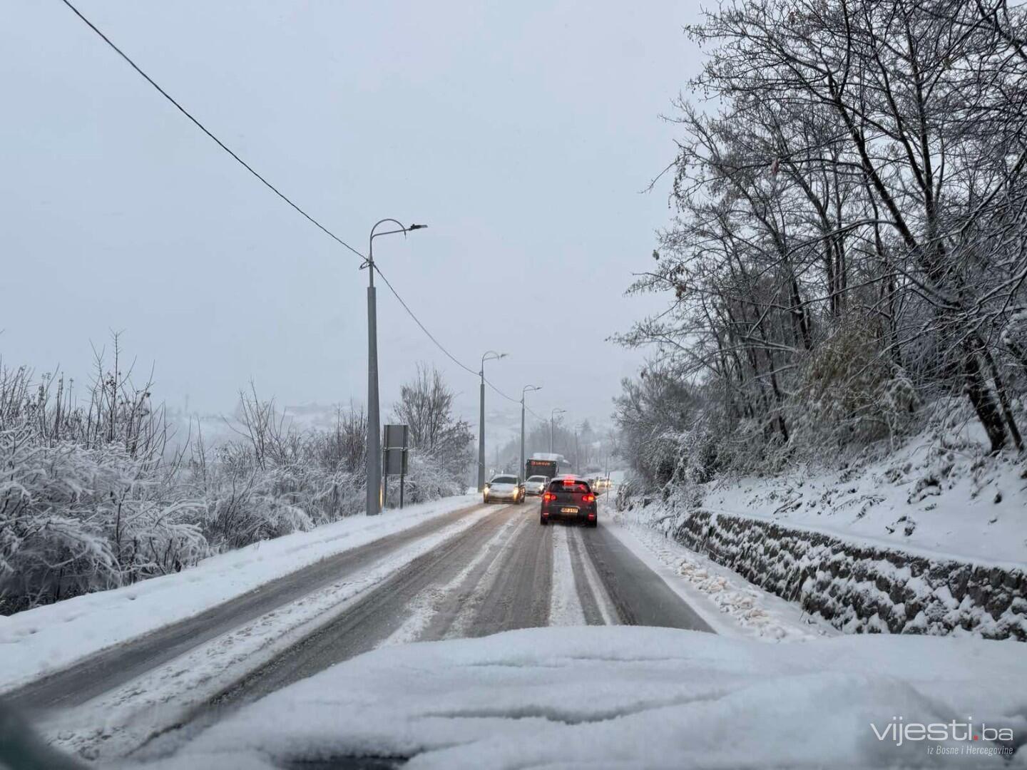 BiHAMK skreće pažnju na poledicu po cesti, ovo su važne informacije za vozače