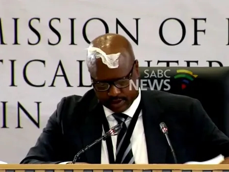 Bizaran trenutak na sudu: Bivšem šefu policije ostala na čelu zalijepljena maramica