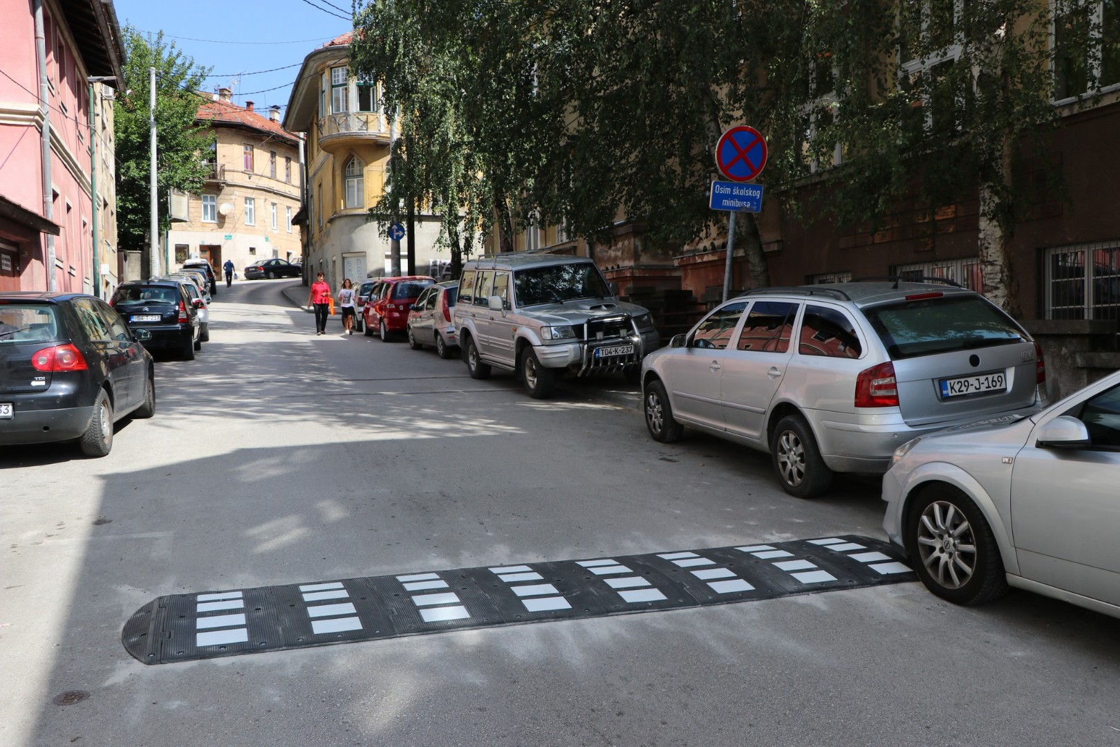 Bolja sigurnost za učenike pred početak školske godine, postavljeni 'ležeći policajci' kod škola