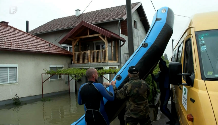 Borba sa nabujalom rijekom Unom i dalje traje