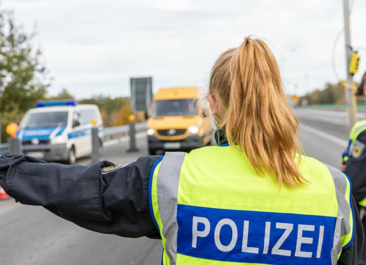 Bosanac u Švicarskoj pod uticajem alkohola rušio bandere pored ceste