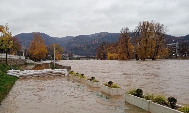 Bosna se izlila u nekoliko gradova ZDK-a, od jutros se povlači u korito