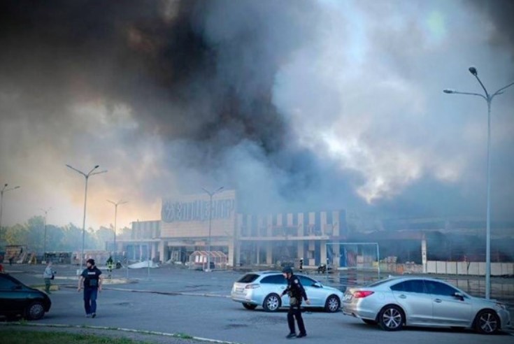 Broj mrtvih u ruskom napadu na tržni centar u Harkivu porastao na 11