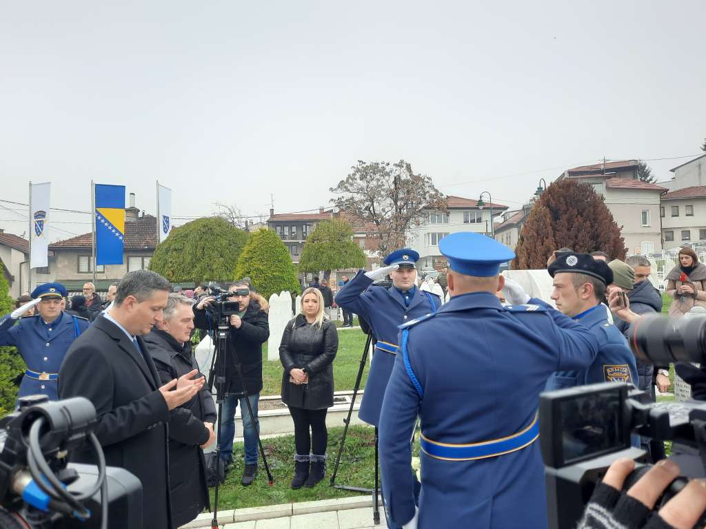 Položeno cvijeće na Mezarju Kovači i spomen-obilježju djeci Sarajeva