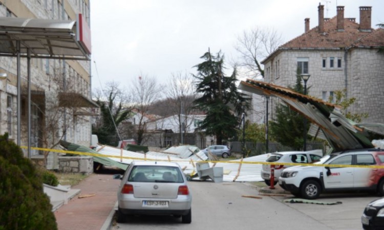 Bura srušila dio krova na automobile u Grudama