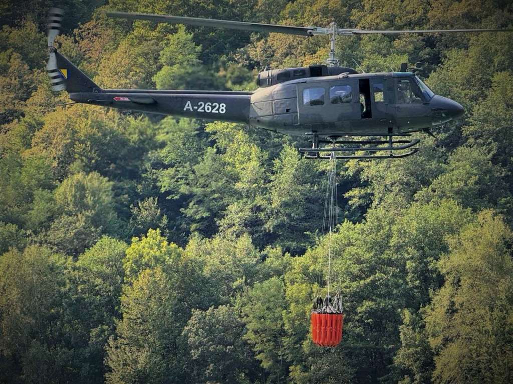 Četiri helikoptera gase požar u NP 'Sutjeska', uskoro stižu još dva iz Srbije