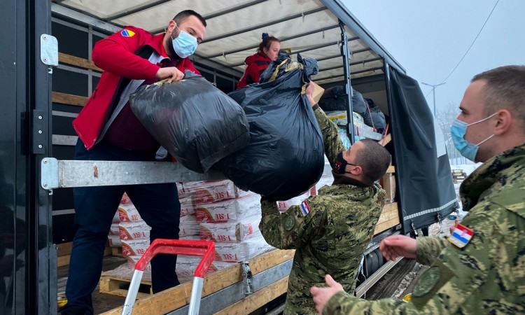 Crveni križ Federacije BiH dostavio humanitarnu pomoć Petrinji