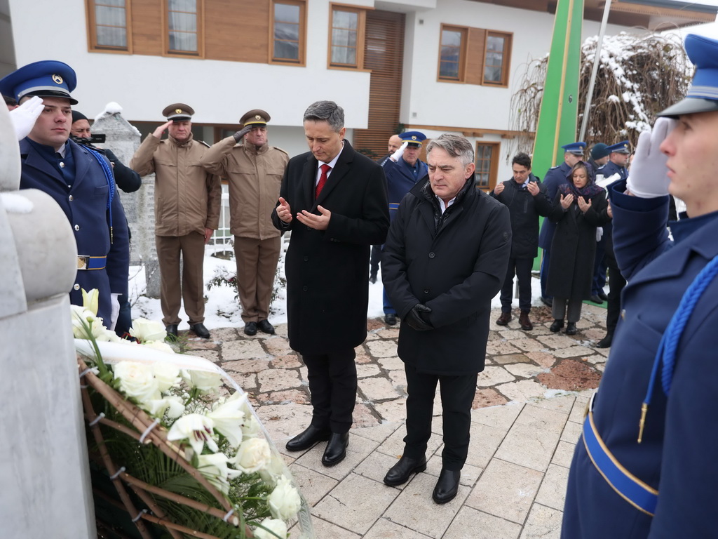 Dan državnosti BiH: Brojne delegacije položile cvijeće na Kovačima