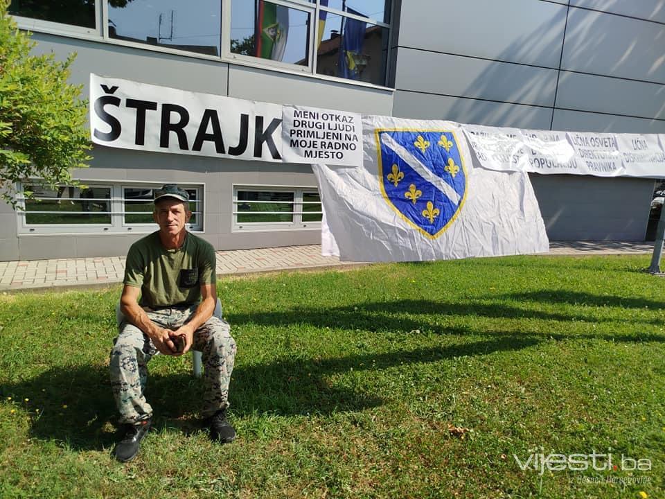 Demobilisani borac štrajkuje u Srebreniku, otpustili ga i primili drugog