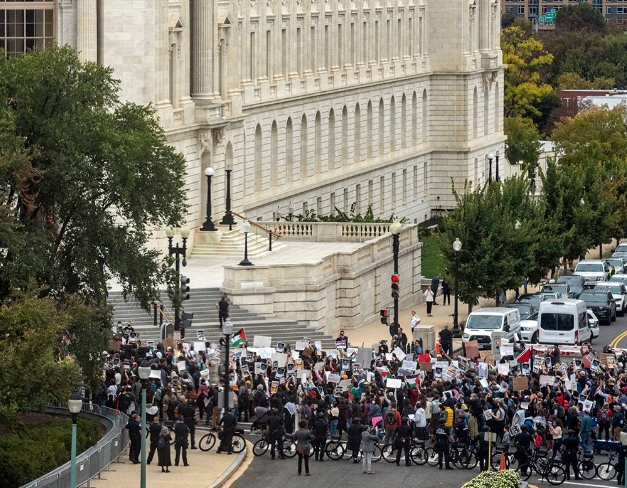 Demonstranti upali u Kapitol, uhapšeno 50 ljudi