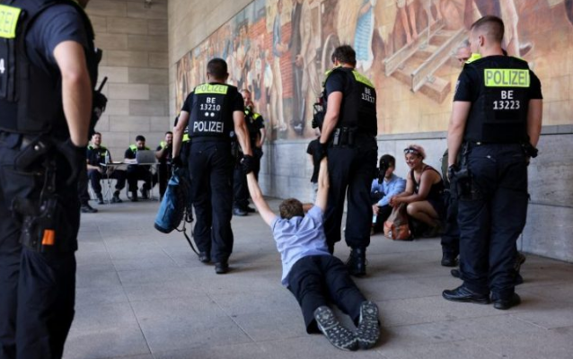 Demonstranti zalijepili šake za cestu u Berlinu zbog G7: Otpišite dug siromasima