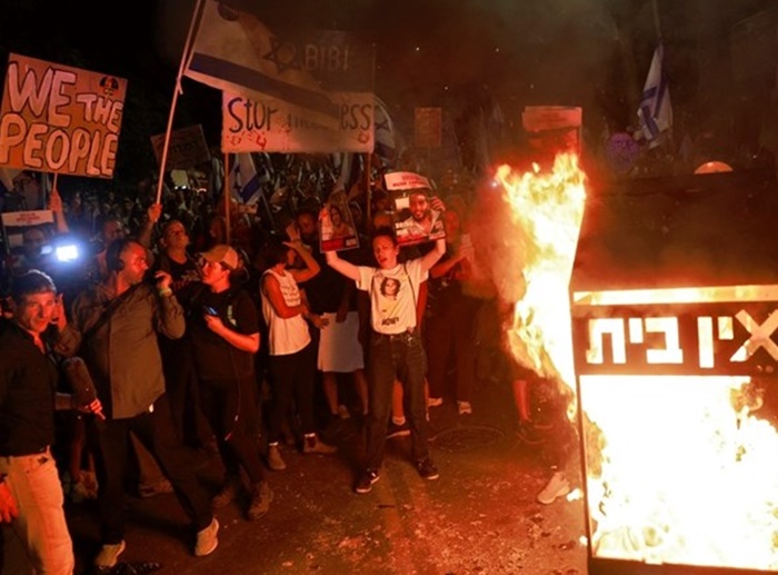 Demonstranti zapalili lomaču ispred Netanyahuove kuće, traže hitnu ostavku