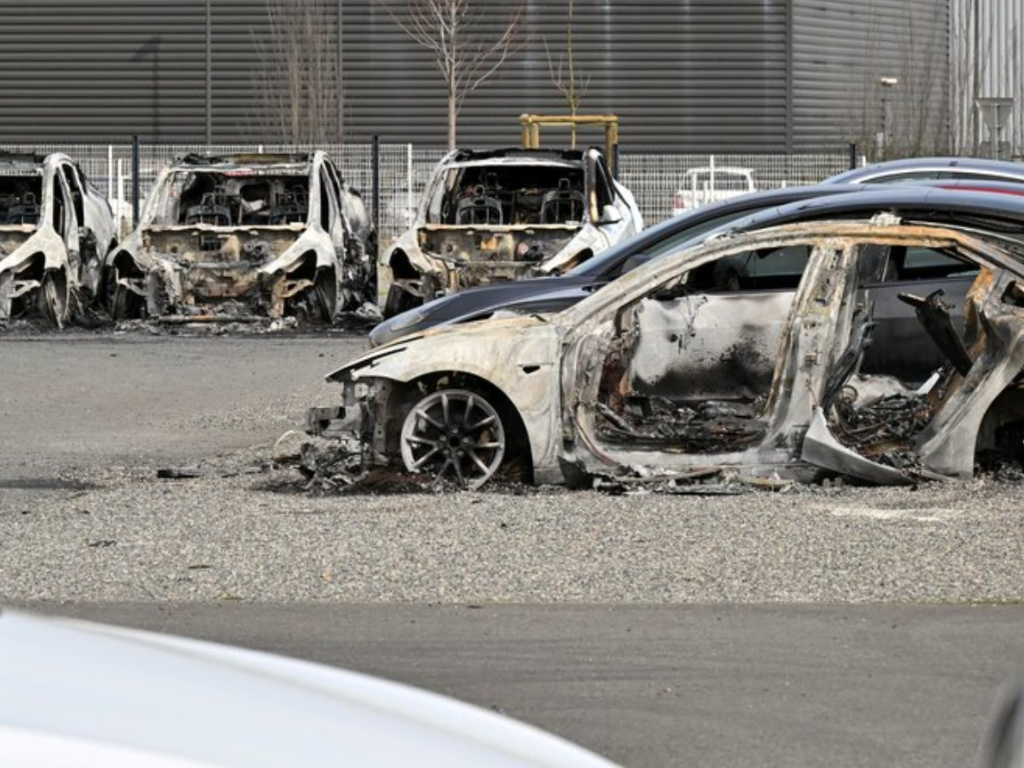 Desetak Teslinih automobila zapaljeno ispred salona u Francuskoj