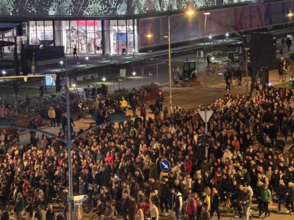 Desetina hiljada ljudi šetala i zapalila svijeće za 16. žrtvu iz Novog Sada