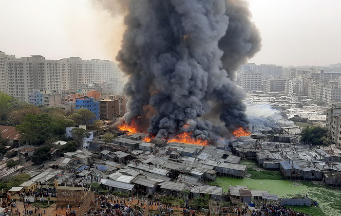 Dhaka: Stotine kuća uništeno u požaru, hiljade ljudi postali beskućnici